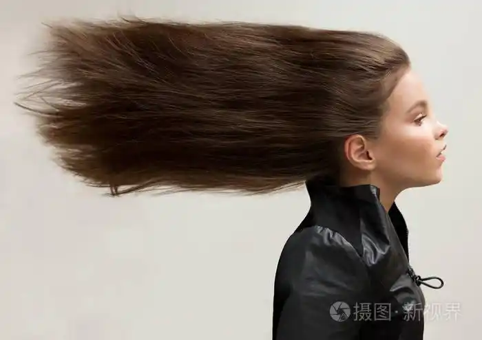 一个头发飘动的女孩. 自然健康的创造力.