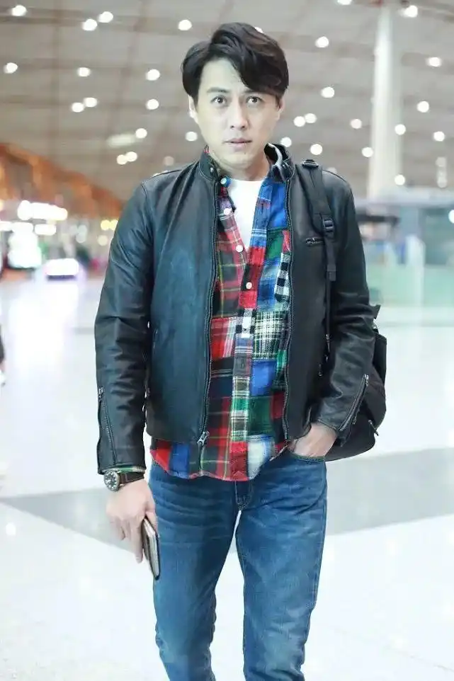 靳东不穿西装,换个风格,造型一样帅气时髦!看来他真的很会穿