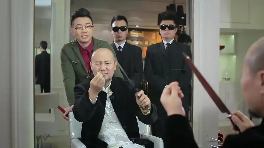 社会大哥去理发 要求剪个"惊为天人"的发型难哭理发师