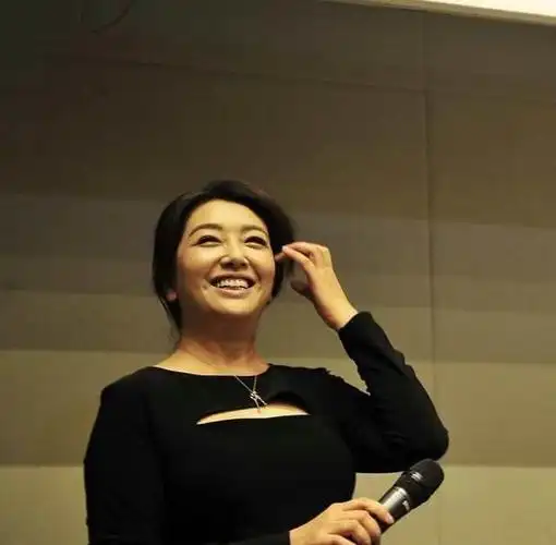 52岁江珊老的真实笑起来满脸褶子却让人觉得美的舒服