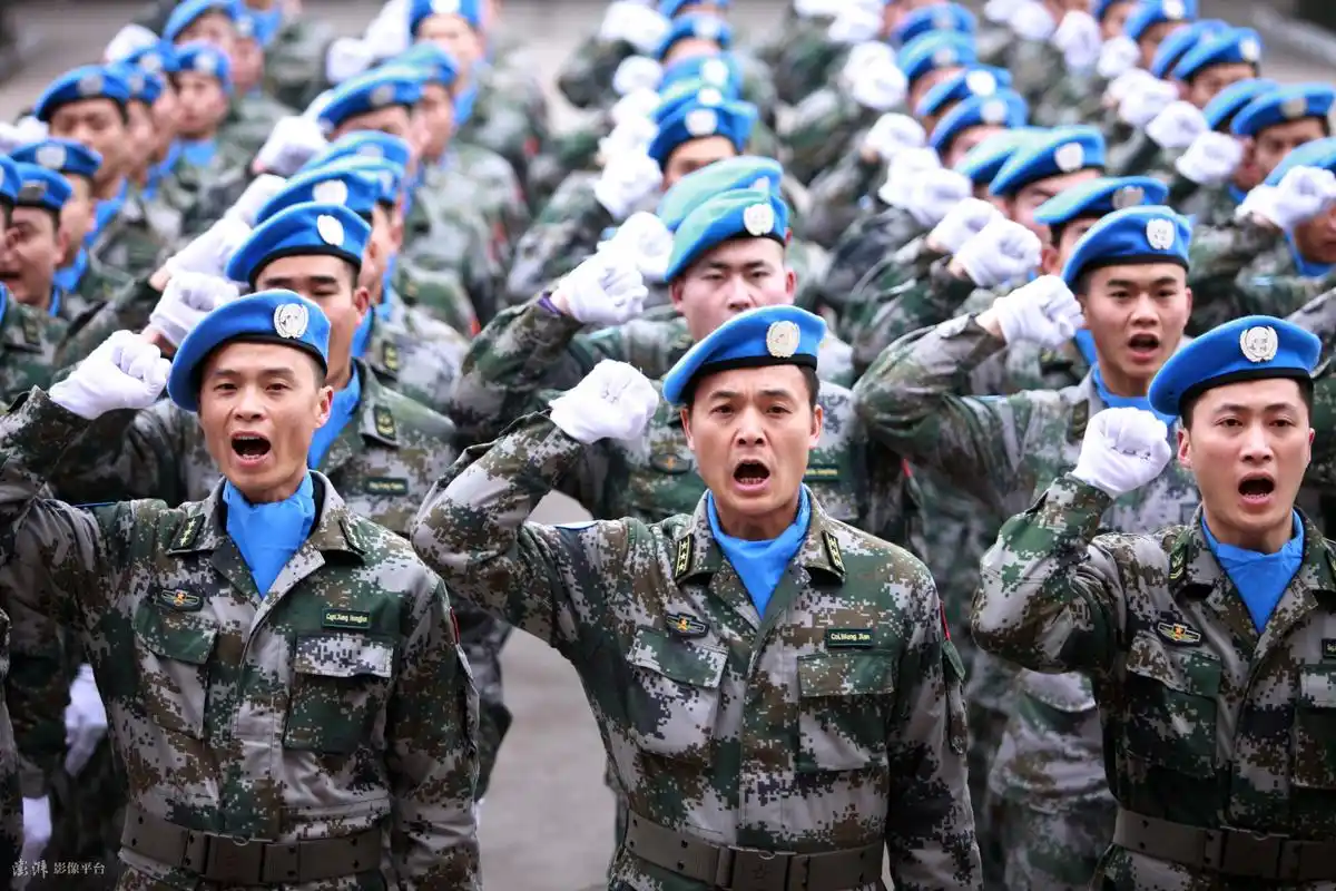 中国军队参加联合国维和行动30周年致敬中国蓝盔