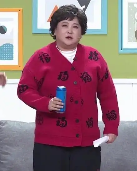 央视春晚演小品不忘宣传新电影贾玲的衣服好适合扫福