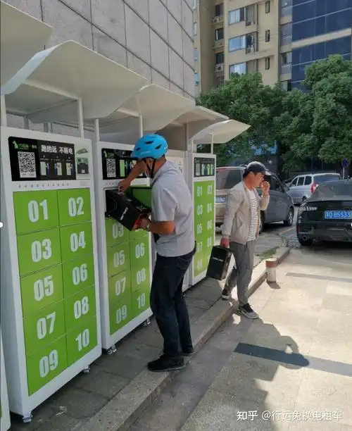 外卖小哥给电动车换了个共享锂电池再不用担心没电了