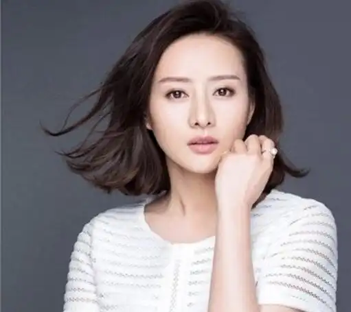 锁骨直发层次发型图片