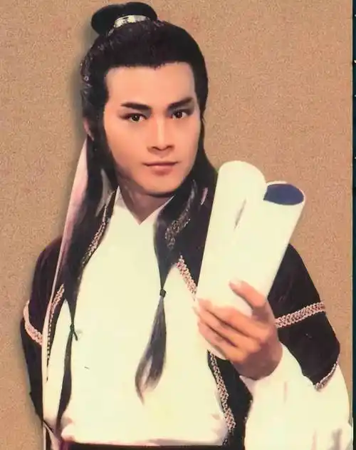 作为曾经香港武侠剧的当红小生,郑少秋年轻时的颜值可以算是天花板级