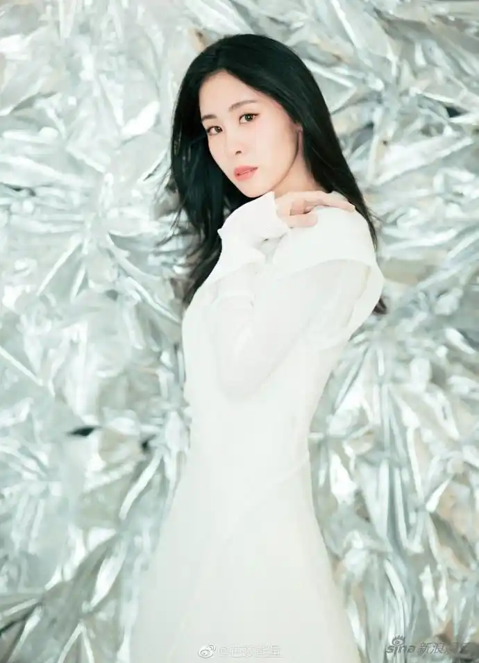 张碧晨最新写真曝光 简约白裙尽显淡雅灵动