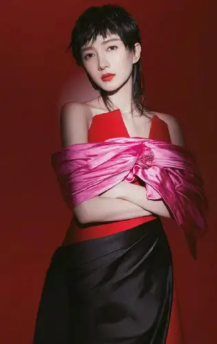 简介:江疏影短发造型魅力写真图片,分享一组江疏影图片给大家,图中的