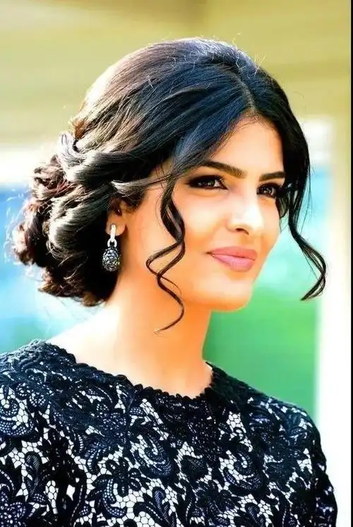 可是,一位曾经的沙特王妃却无视这规则,公然扔掉面纱,穿起时尚服装