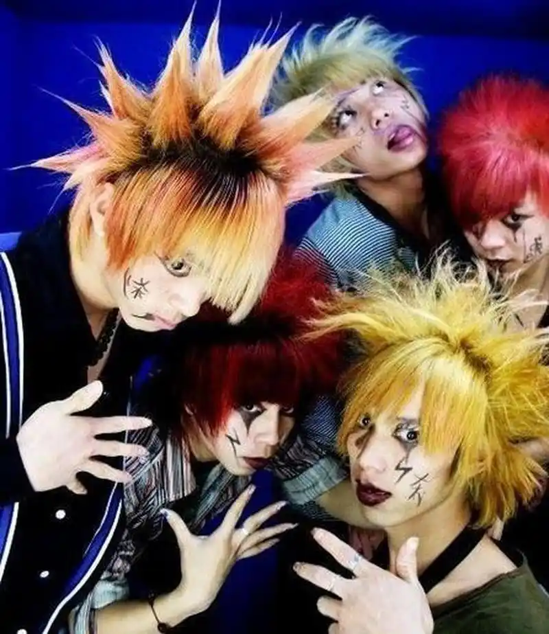 2008年左右,留着非主流"杀马特"发型的青年  那时候的年轻人从来不