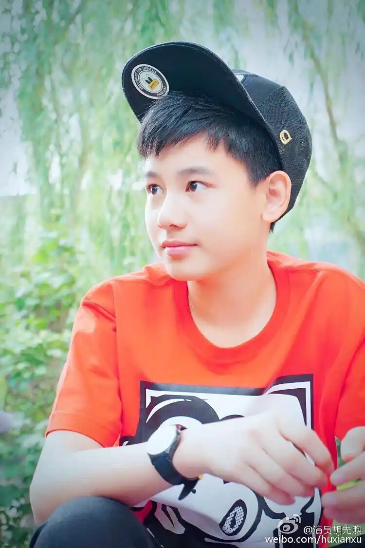 胡先煦霸气公布恋情,女友合影照片曝光!网友:傻傻分不清楚!