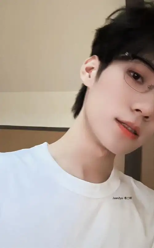 白色系|半框眼镜97,白色衬衫张真源@时代少年团-张真源#回归黑发的