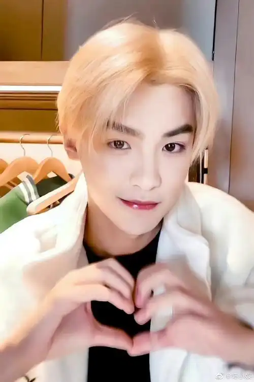 黄明昊花式比心合集96今日份爱心无限发射biubiubiu～nana们快来