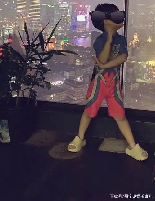 小海绵长高了!angelababy晒出和儿子合影,三岁就到妈妈腰了