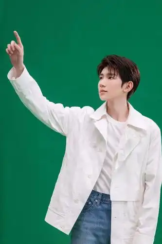 王源帅气休闲迷人写真