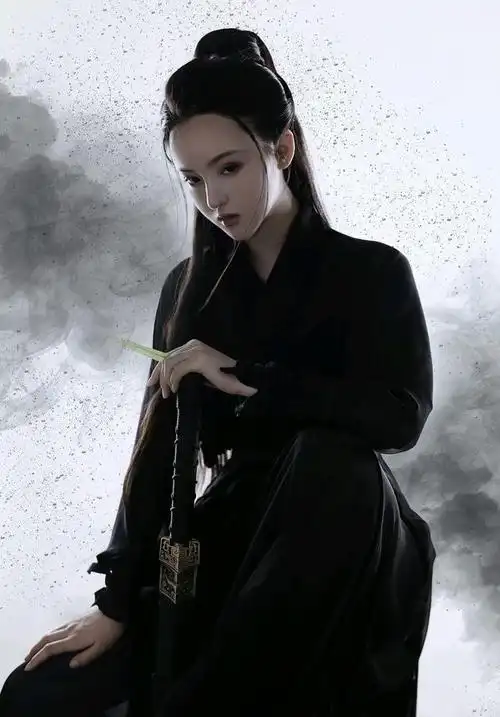 一身黑衣手持宝剑.这样英姿飒爽的小姐姐你爱了吗!