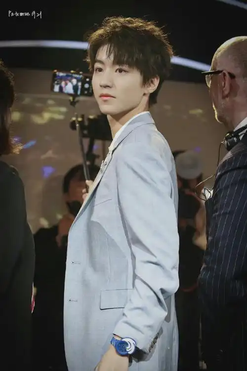 十九岁王俊凯的美貌真太惊人了,大长腿,插兜,低头浅笑,宠溺无奈撒娇着