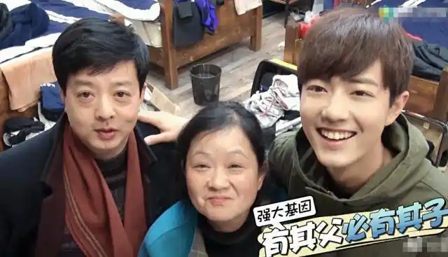 都说肖战已经够帅了,看了他的爸爸妈妈,才知道什么是"神基因"