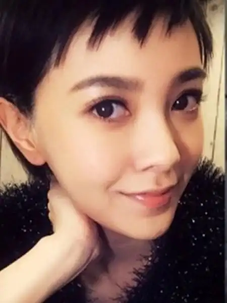 继空气感刘海,八字刘海相继成为发型流行指标,近来开始将刘海剪得超短