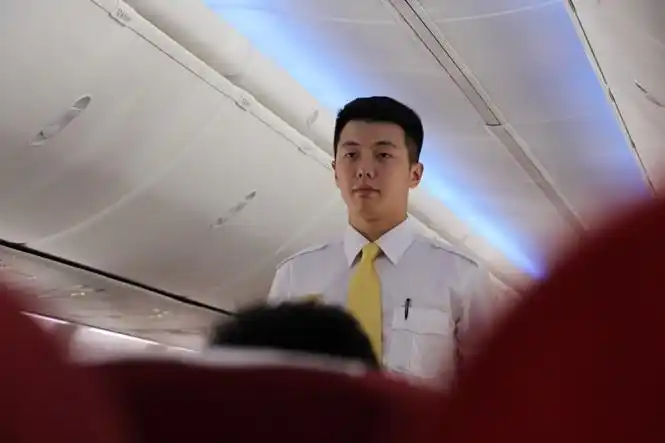 某人冒死偷拍的空少