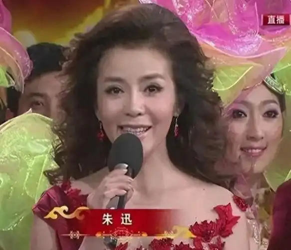 回顾央视一姐朱迅的突然消失是主持界的悲哀和损失