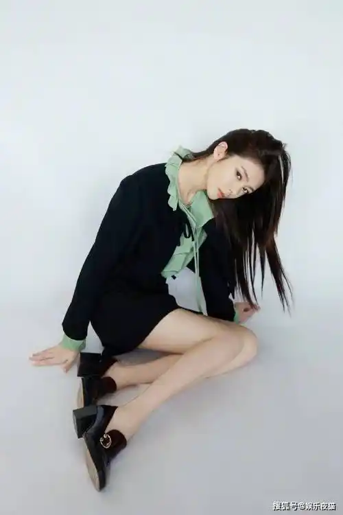 傅菁一袭小黑裙套装写真青春可爱大长腿性感撩人