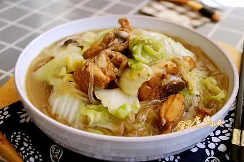 今儿美食就是一道炖菜,我用了家家都有的大白菜,做的时候放了个大鸡腿