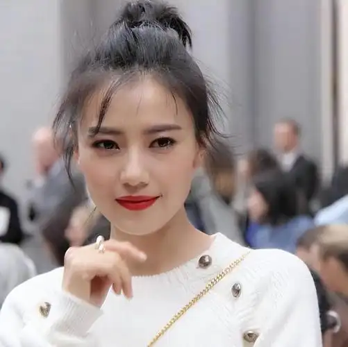 高圆圆的丸子头也仙气十足,主要是她的气质和这个造型非常搭.