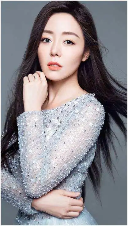 组图:超女冠军安又琪近况曝光 穿露肩短裙走穴唱《唱得响亮》