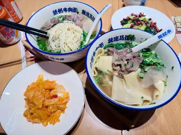 受欢迎的兰州牛肉面也难以与之相提并论,这碗让人心驰神往的马兰拉面