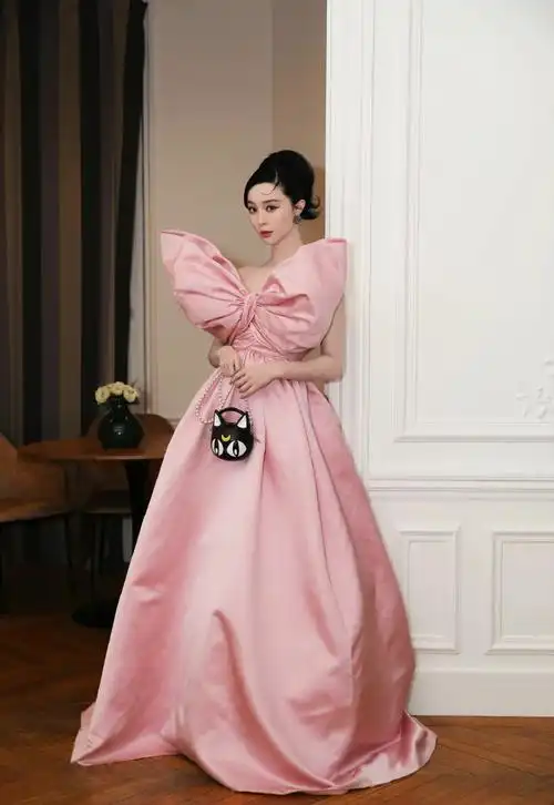 范冰冰从柏林电影节到#巴黎时装周#造型一览!