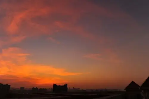 广州立冬后的黄昏,夕阳辉映晚霞醉,火烧红霞漫满天.