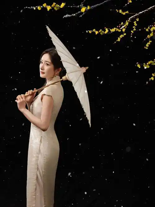 杨幂带火了一种新穿法:短旗袍 小白鞋 双角辫,37岁美出新高度