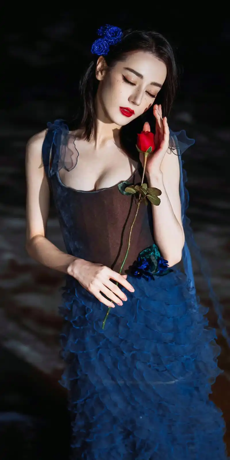 迪丽热巴蓝色妖姬造型,身材凹凸有致,婀娜多姿