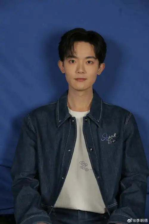 起猛了看到沈耀证件照了##李明德无限超越班证件照