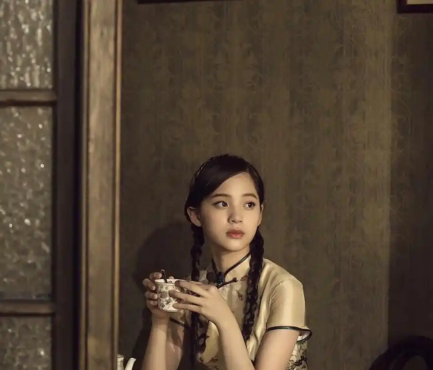 欧阳娜娜旗袍造型被说没有韵味,她才十九岁而已啊