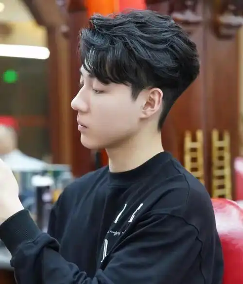 现在流行的四六分,鬓角融入了韩式服帖烫的方法,头顶则采用纹理烫的