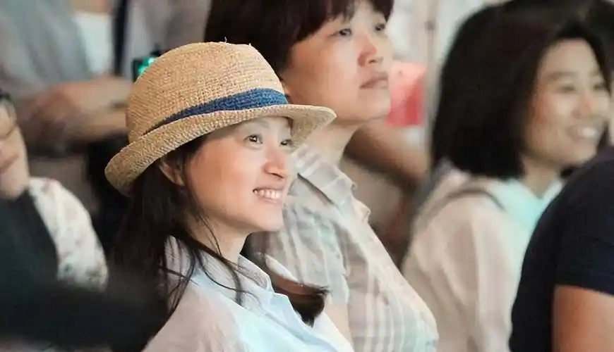 40岁穿条纹衫戴编织帽如学生,素颜仍有婴儿肌_沈佳妮_黑色_时尚