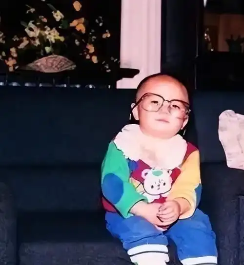 宋丹丹儿子巴图:亲爸不认他,娶大7岁老婆,4年生2儿成人生赢家_易看