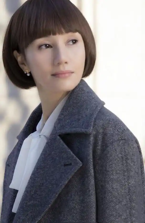 袁泉职业装穿搭(同样是穿空姐服)(46)