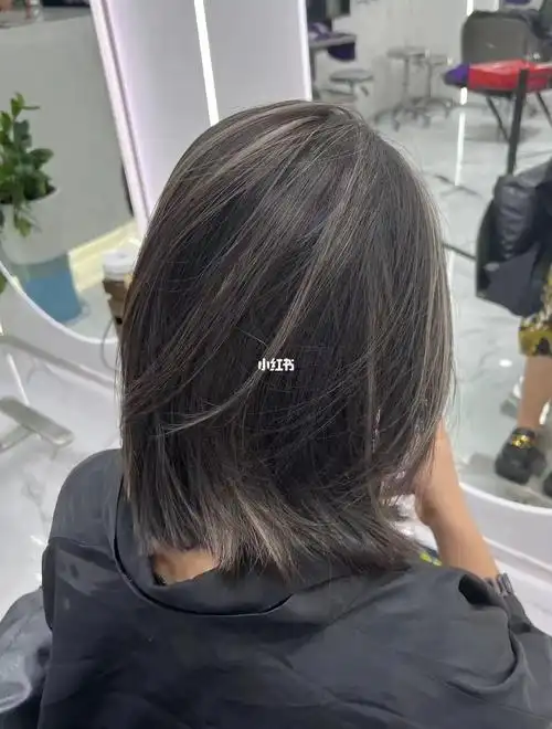 不想头发长出来有尴尬期,所以只做了挑染,底色没做,是本身的自然黑色