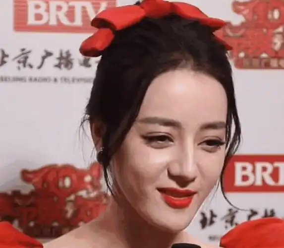 迪丽热巴春晚采访疑脸崩,妆浓粉厚脸肌肉凸出,几条法令纹太显老