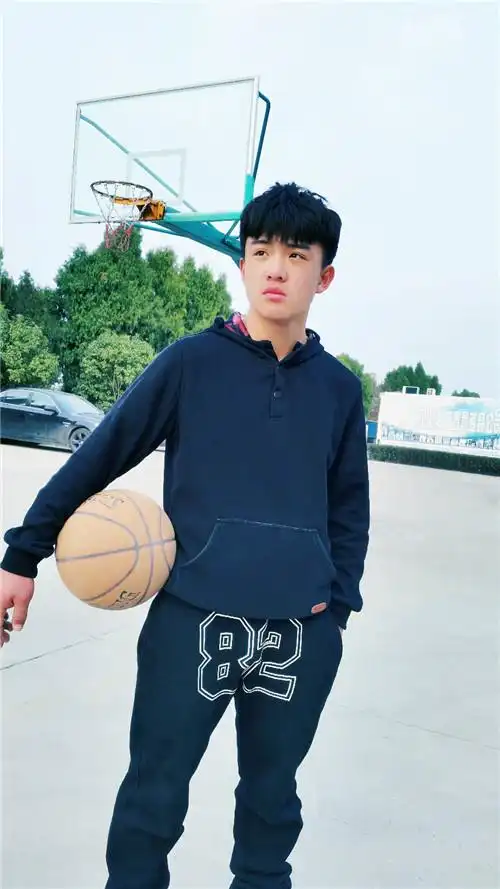 郑伟手持篮球约战小伙伴网友感叹萌娃已成大男孩