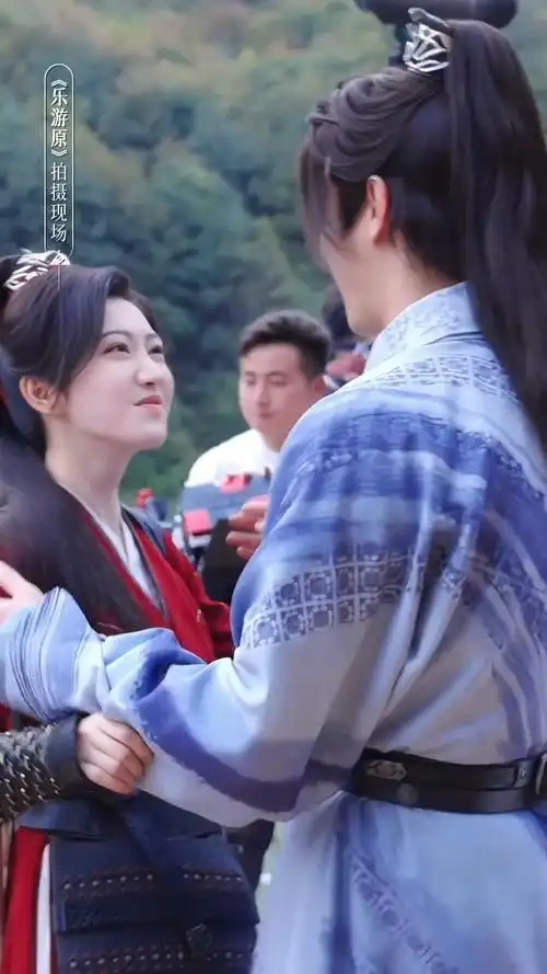 上一秒在戏内两人还极限拉扯~ 下一秒出戏立马害羞 好好好……|许凯