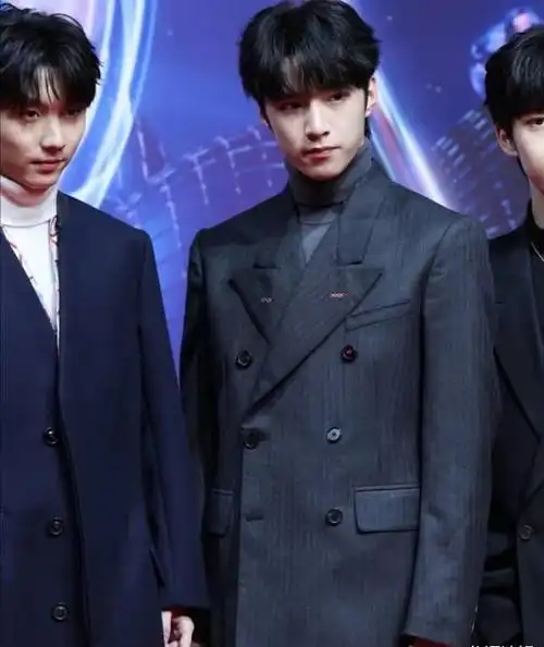 时代少年团tmea全员穿黑色西装,刘耀文抗住了生图,严浩翔自带贵气