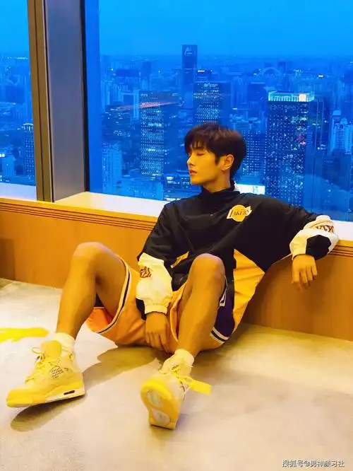 周震南穿丝质衬衫高贵优雅,李汶翰穿时尚休闲装,帅气阳光