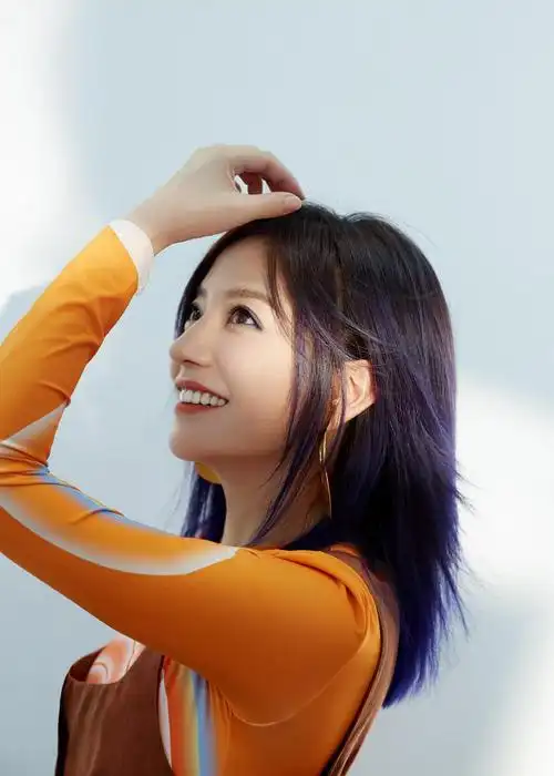 赵薇任演员请就位评委蓝色发梢配彩虹t恤44岁时尚前卫