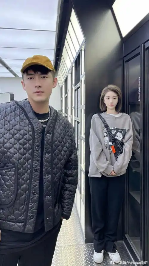 论女明星的偶像自觉,喻言和男友人的合照