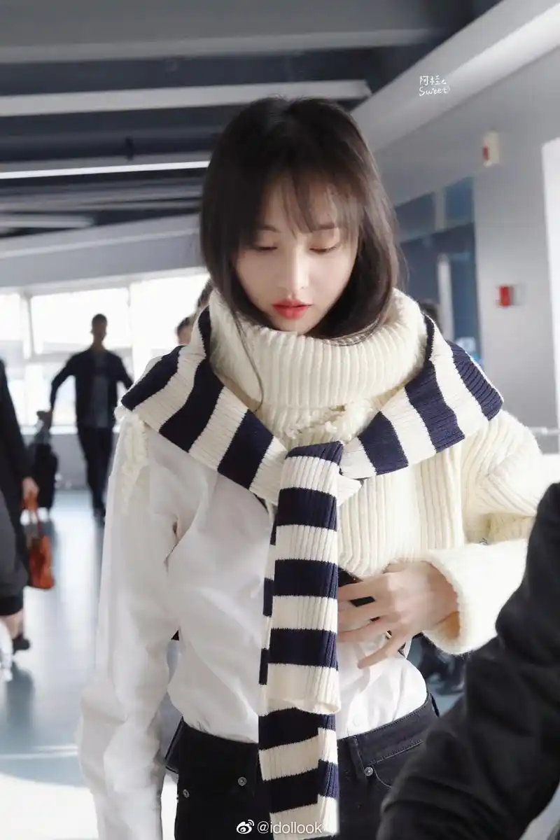 郑爽9日上午机场出行私照,秋意浓浓的率性穿搭