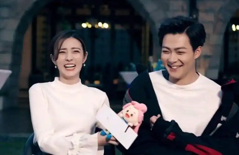 罗晋李一桐"撒糖大片"曝光,动作亲昵眼神超甜,不顾唐嫣感受?