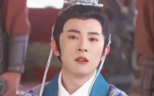 35岁季肖冰隐婚生子禁烟区当孕妻面吸烟曾和迪丽热巴演cp